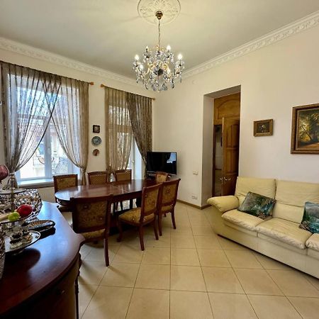 Central Apartments Odessa Buitenkant foto