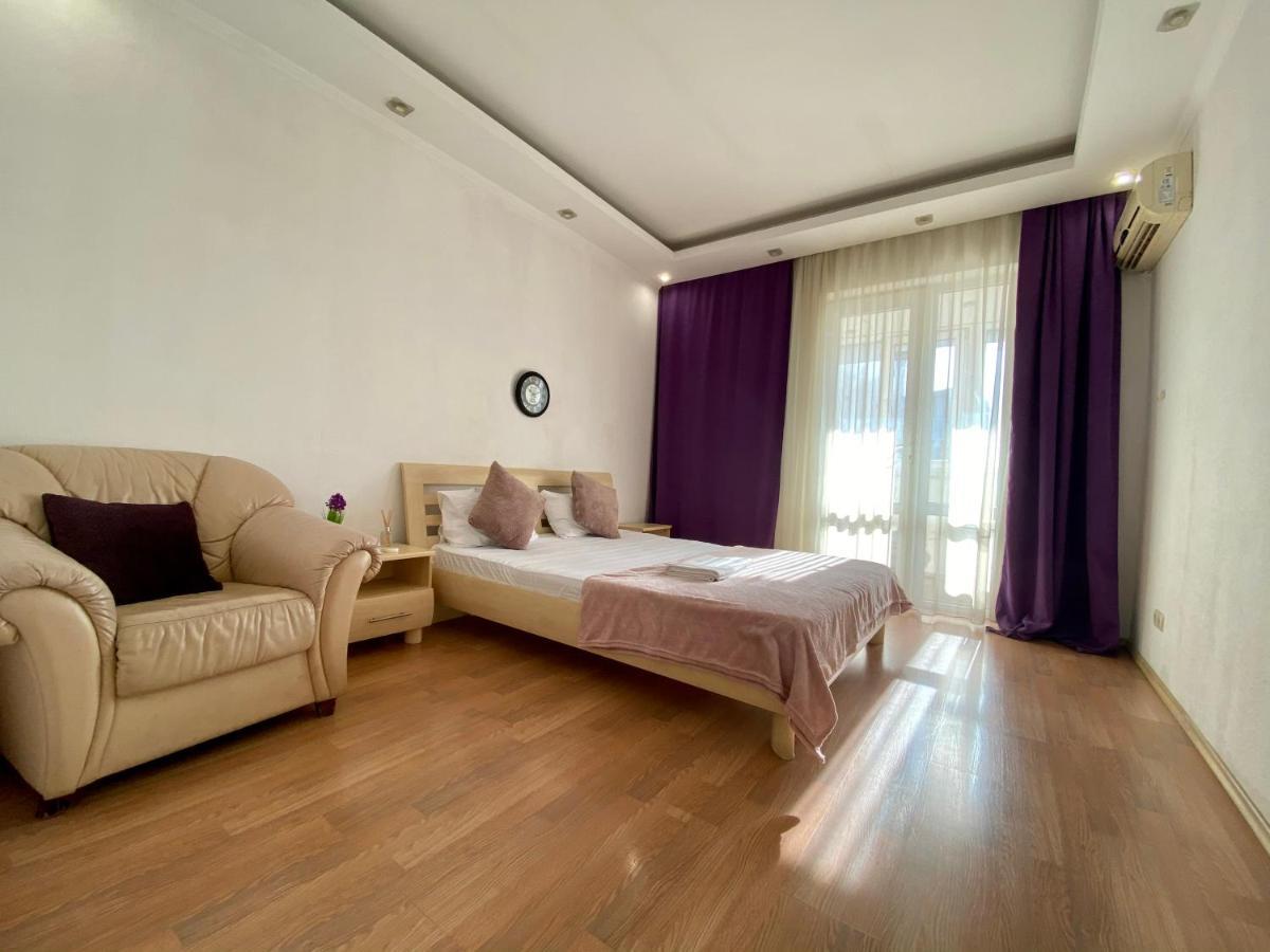 Central Apartments Odessa Buitenkant foto