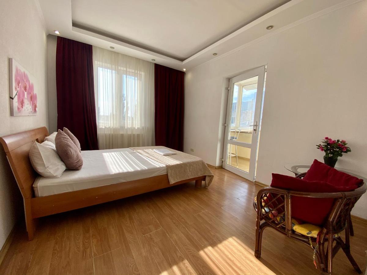 Central Apartments Odessa Buitenkant foto
