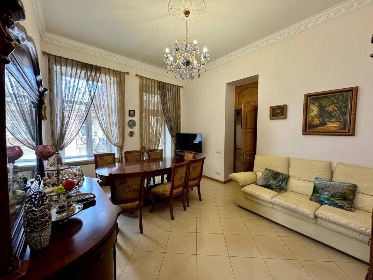 Central Apartments Odessa Buitenkant foto
