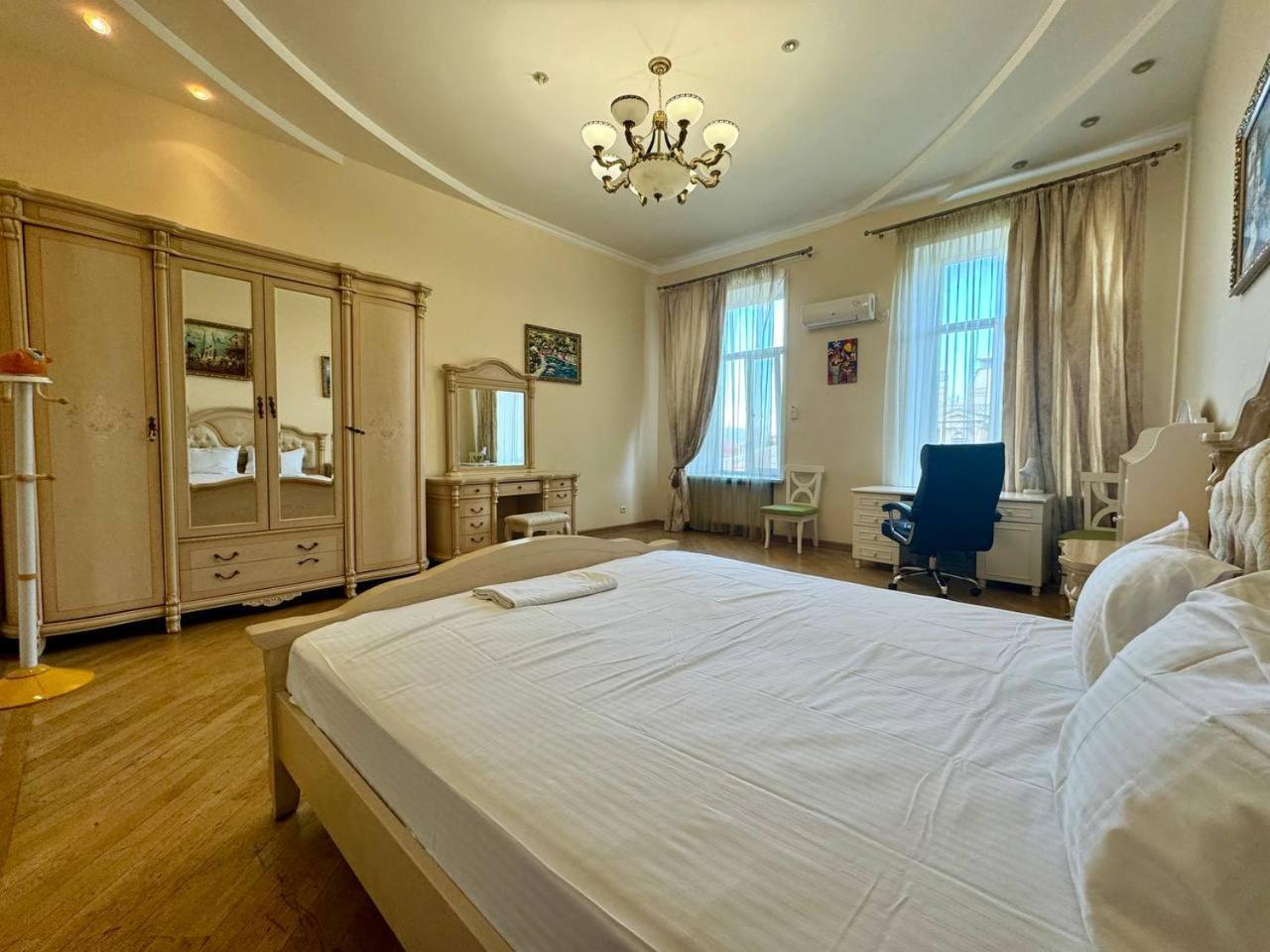 Central Apartments Odessa Buitenkant foto